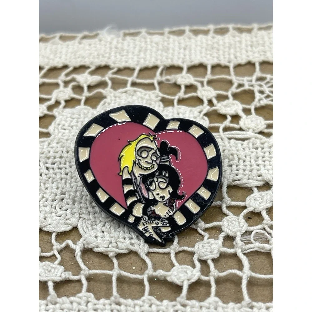 Beetlejuice And‎ Lydia With Sandworm Pushback Enamel Pin Love Heart Cartoon